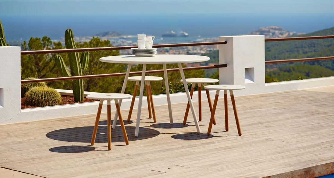 Area Hocker und Tisch] - ]