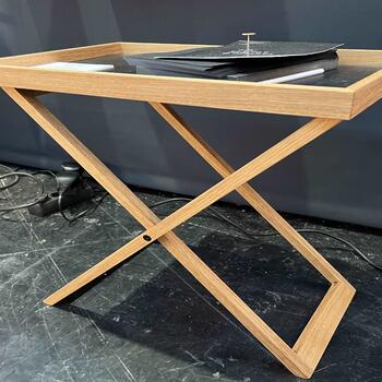 Klappbarer Tisch mit Tablett
