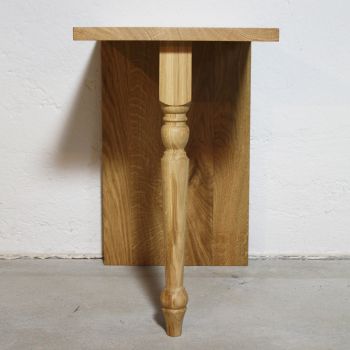 Tische und Anrichten aus Holz