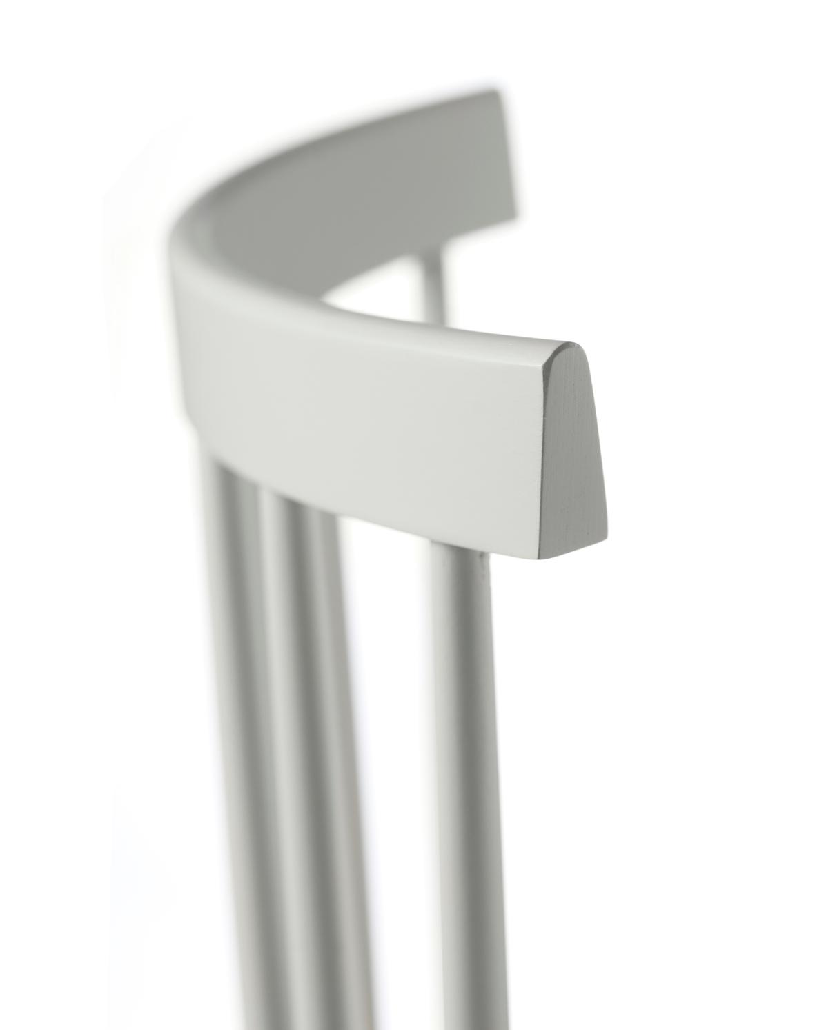 Stuhl J46 Buche Lack