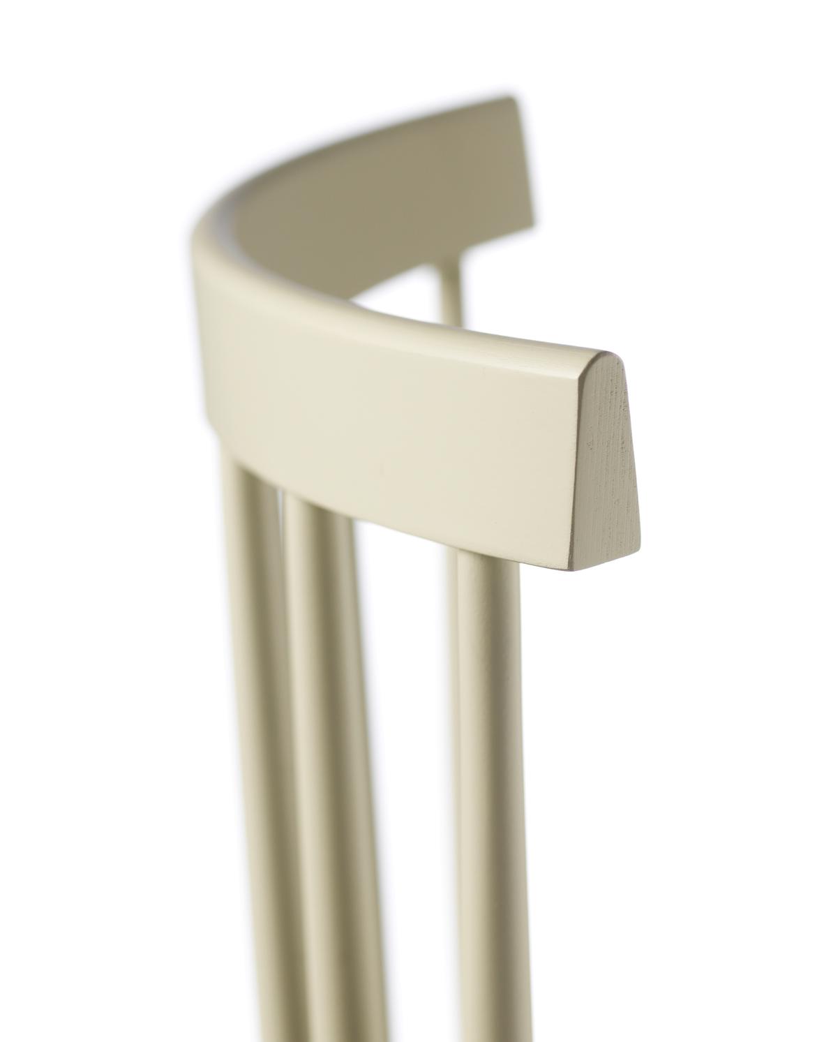 Stuhl J46 Buche Lack