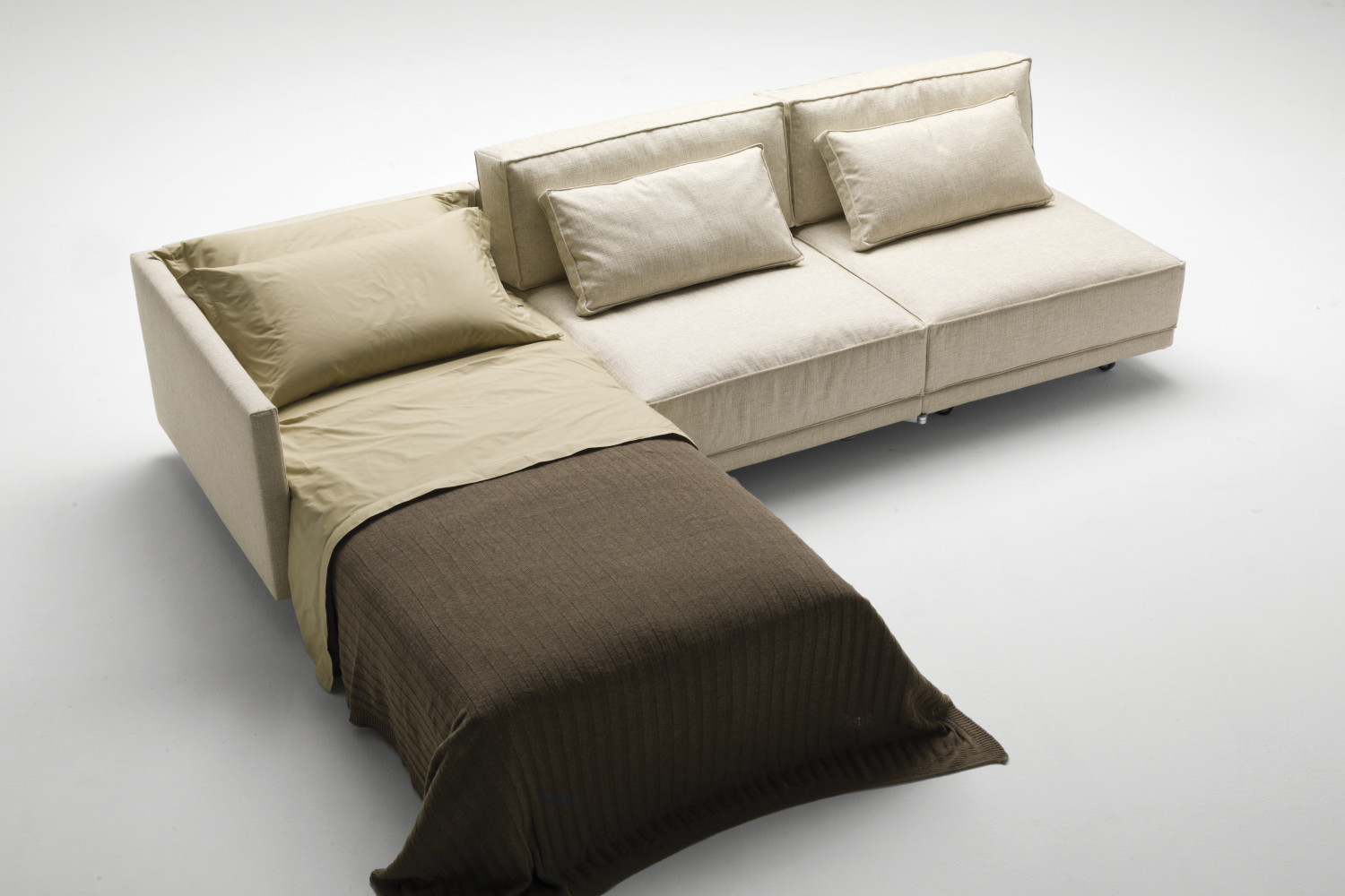 Sofa mit Chaiselongue in Stoff